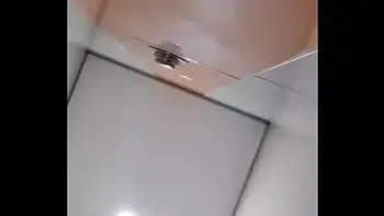 Latina fitness se corre en baño de gym