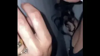 Chupando vários no glory hole  e o corno filmando