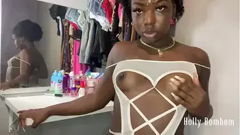 Preta safada socando no cu com a buceta molhadíssima