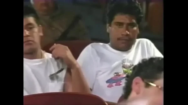 Il fait baiser sa femme dans un cinéma