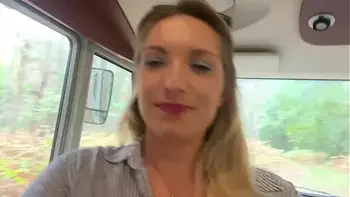 Je me fais défoncer le cul par un inconnu dans son camping car