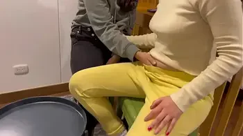 Lesbianas se tocan en público y después follan en baño público.