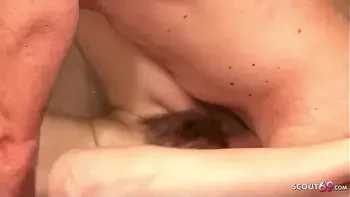 Schlanke reife deutsche Hausfrau in 90er Porno die haarige Fotze gefickt