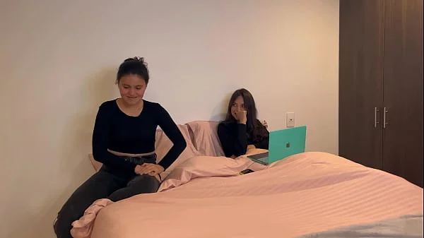 Tengo sexo con la mejor amiga de mi esposo y nos descubren.