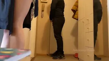 I sucked the delivery guy’s cock a while my husband was at work.