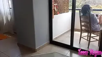 Tengo sexo con el esposo de mi madrastra cuando esta distraída en el balcón me rompe el culo des tras de ella