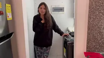 Mi novia me descubre siendo infiel en una llamada caliente mientras la tenemos en la habitación de invitados