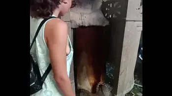 faccio pipi all'aperto in un bagno medievale