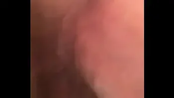 Oma harige kut onder jurk