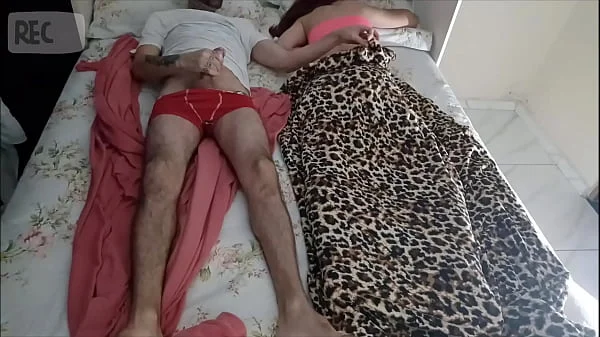 Tio teve que dividir a cama com enteada!