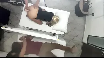 Masaje Erotico en El Cuerpo de la Hermosa Esposa al Lado de su Marido en el Salon de Masajes en Pareja Quedo Grabado Como La Esposa es Manipulada por el Medico y Luego Follada al lado de su Marido NTR