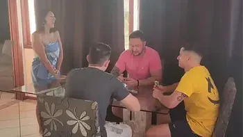 Meu marido chamou os amigos para irem em casa e eu dei pra todos!