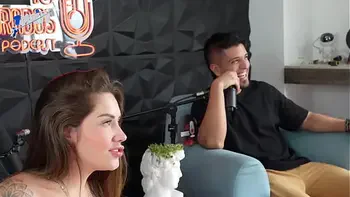 Podcast se sale de control, mamada, garganta profunda y mucho semen en vivo -Sara Blonde y Crispasquel