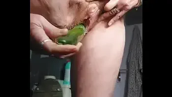 Oma neukt harige kut met komkommer