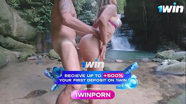 Bunduda safada foi na cachoeira e deu o cúzinho para o amigo !