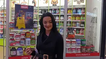 Succhia e beve sborra di due cazzoni nel cesso di un centro commerciale