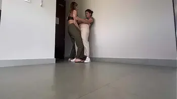 A mi compañera del trabajo le encanta tener orgasmos en el pasillo del hotel!!