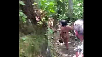Entramos numa trilha pra fazer uma suruba na praia