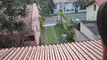 O marido deu uma bobeada enquanto cortava grama eu aproveitei pra dar escondido