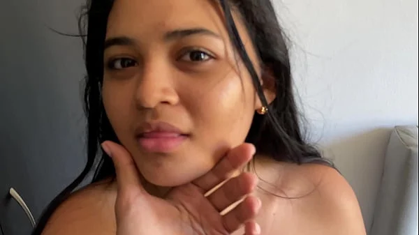 Un desconocido me persigue hasta mi casa y lo dejo tener sexo conmigo