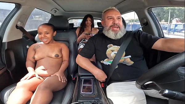 Anâzinha do Mau peladinha no carro e aprontando pelas ruas de São Paulo