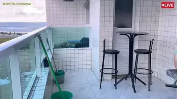 Contratei a empregada safada que fica de shortinho, que delícia essa bunda, fico louco de tesão