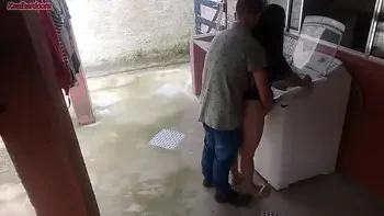 Dona de casa casada paga técnico de máquina de lavar com a bunda enquanto marido esta fora
