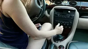 Horny bitch fucked the gearshift lever after masturbating in the car!