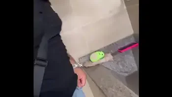 LATINA CACHONDA ES FOLLLADA EN PUBLICO POR SU AMANTE