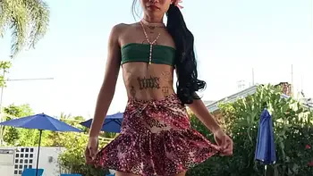 Horror story about petite princess and giant monster who attacks in every moment