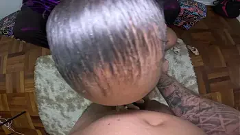 Colocando brinquedo no cuzinho da anãnzinha pra abrir e colocar meu pau dentro pra encher de porra