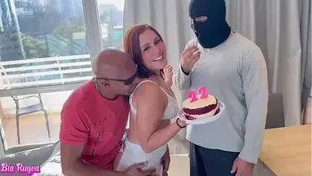 Fiz 22 ANINHOS DE PURA PUTARIA e chamei meu amigo capoeira e um fã brocha pra comerem minha bucetinha