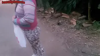 transando com uma gostosa de uma comunidade sem camisinha, por algumas notas, safado goza até no cuzinho dela!