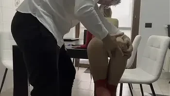 oggi la mia segretaria e' venuta a lavoro vestita in modo molto provocante e si e' masturbata sotto al tavolo, non ho resistito e le ho scopato bocca,figa e culo