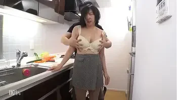 舌ったらずで超剛毛！肉感熟女のマン汁サラダ 2