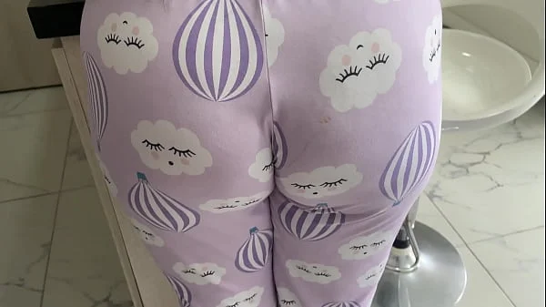 Madrastra intenta hacer el desayuno y termina comiéndose la polla de su hijastro