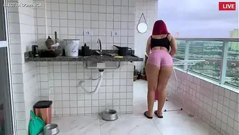 Contratei essa empregada e ela veio com esse shortinho socado, que tesão, não consegui me segurar