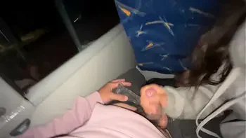 Se la chupo a un pasajero desconocido en un bus real y se corre en mi boca