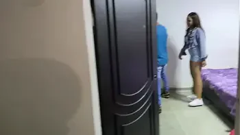 le doy duro a mi hermanastra pos su apretado coño y me termino corriendo dentro