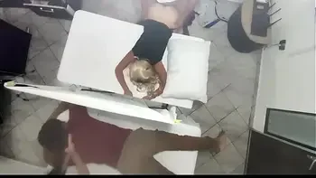 Video Grabación Real Como el Masajista Tiene Sexo con la Mujer al Lado de su Marido