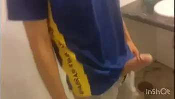 NAO TINHA CLIENTES NA BALADA ENTAO PEGAMOS O SEGURANCA ESCONDIDINHO NO BANHEIRO