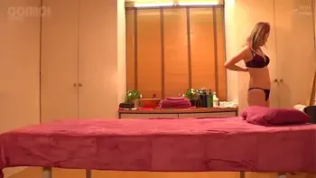 美女做SPA被男技师上了