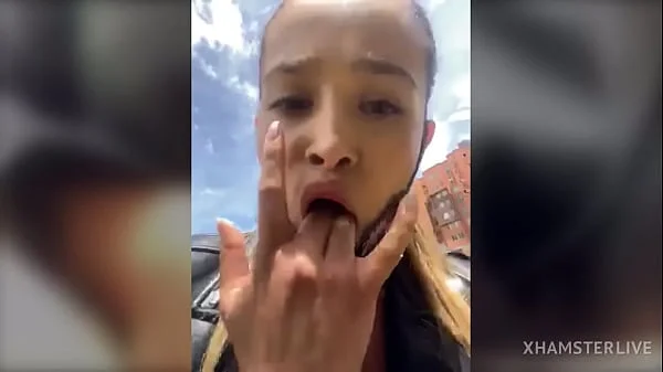 Sara fun squirt en público