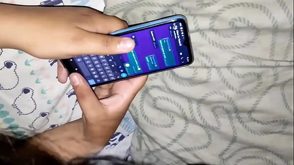 Encuentro a mi hermanastra hablando con su cita de tinder, mira como me paga para que no cuente nada