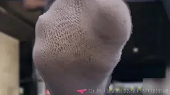 Vends-ta-culotte - Beauté française autoritaire te fait bouffer ses chaussettes sales - Lucy doll