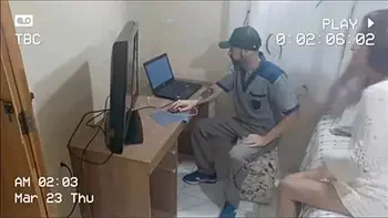 Novinha sozinha em casa recebe o manutencista tarado! Câmera escondida