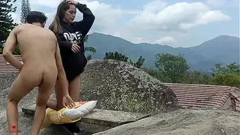 Me follo a la cachonda de mi hermanastra a escondidas de nuestros padres en un viaje familiar.