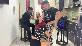 El Mejor Amigo de mi Novia Baila con ella de Forma muy Pervertida Frotándole su Polla por el Culo y mi Novia parece Disfrutar no respeta que estoy Al Frente