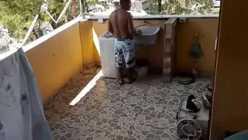 Enteada que estava lavando roupa foi Surpreendida pelo padrasto pervertido que botou ela para chutar seu pênis fuder de quatro.
