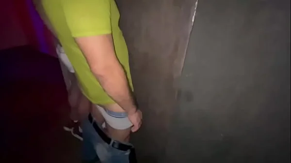 Chupando e transando com vários desconhecidos na casa de swing